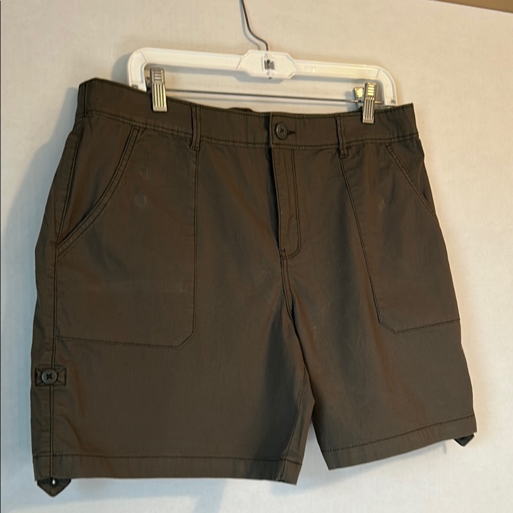 Social Standard by Sanctuary Army Green Roll-Tab Flat Front Chino Shorts Size XL